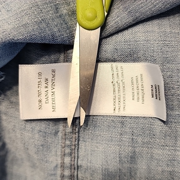 Rails Dana Raw Hem Chambray Button Front Shirt Size Medium - Picture 10 of 10